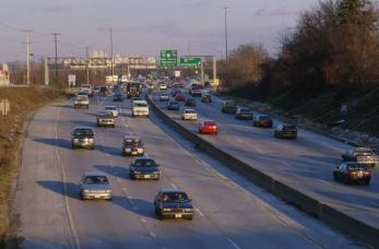 Amerikaanse auto's op een freeway