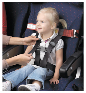 Kind vastgegespt in vliegtuig