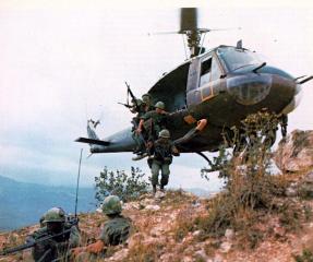 Een Huey helikopter dropt troepen tijdens de Vietnamoorlog