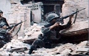 Soldaten vechten tussen de ruines van de Vietnamoorlog