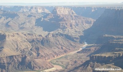 De Coloradorivier in de uitgesleten canyons