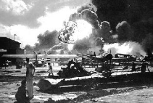 Het vliegveld van pearl Harbor brandt
