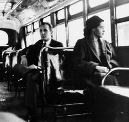 Rosa Parks in een bus in 1956